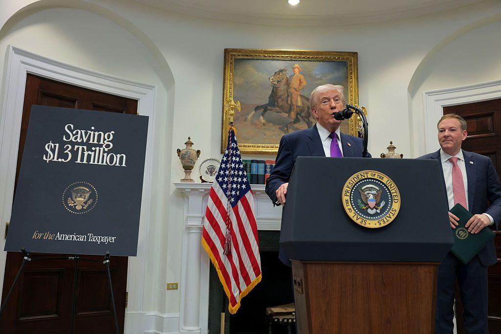 O presidente dos Estados Unidos, Donald Trump, acompanhado do diretor da Agência de Proteção Ambiental (EPA), Lee Zeldin, faz um anúncio na Sala Roosevelt da Casa Branca, em Washington D.C., em 12/2/26