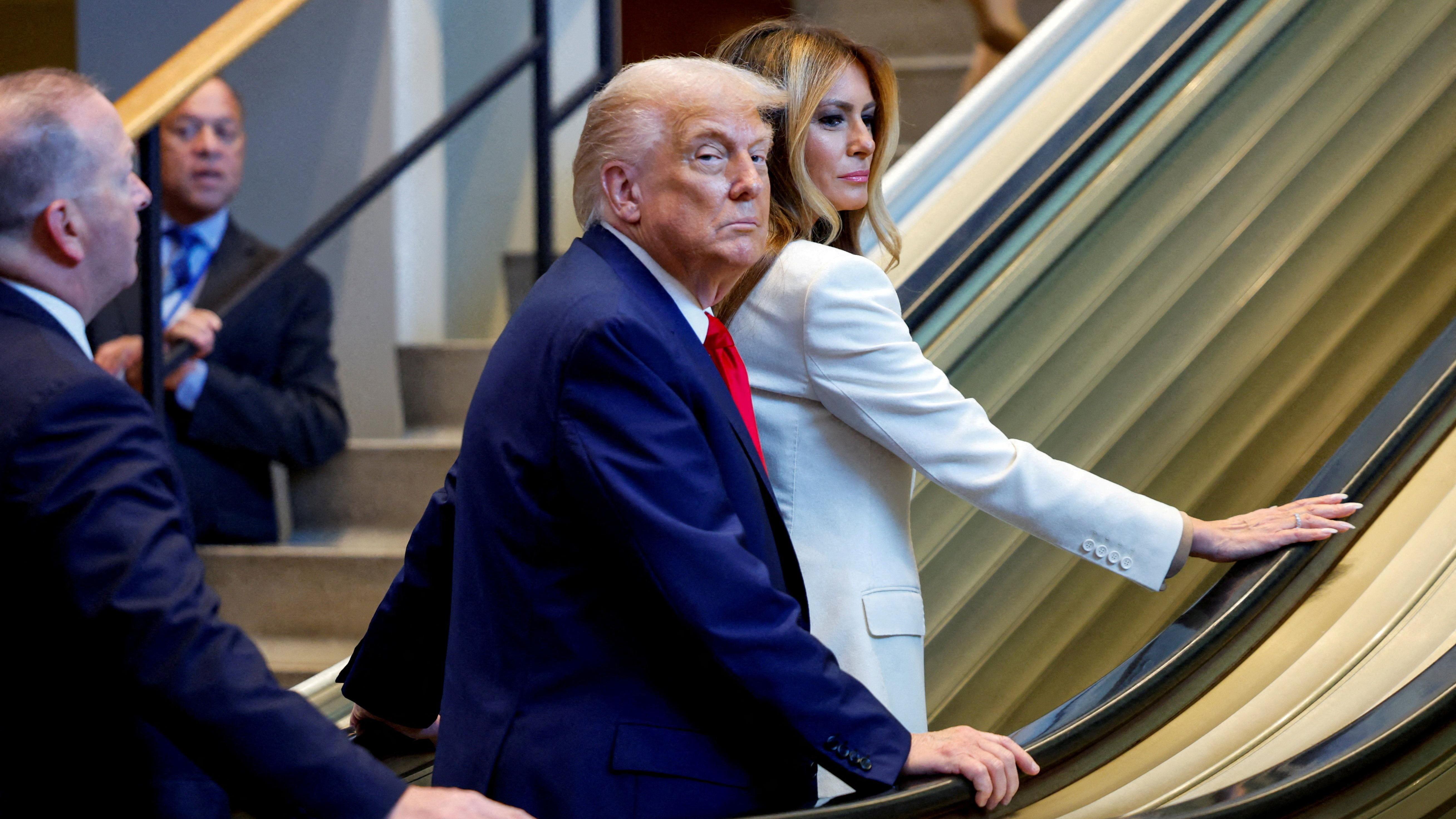 Donald Tramp i Melanija Tramp na pokretnim stepenicama u zgradi UN, pokretne stepenice u zgradu UN prestale da rade