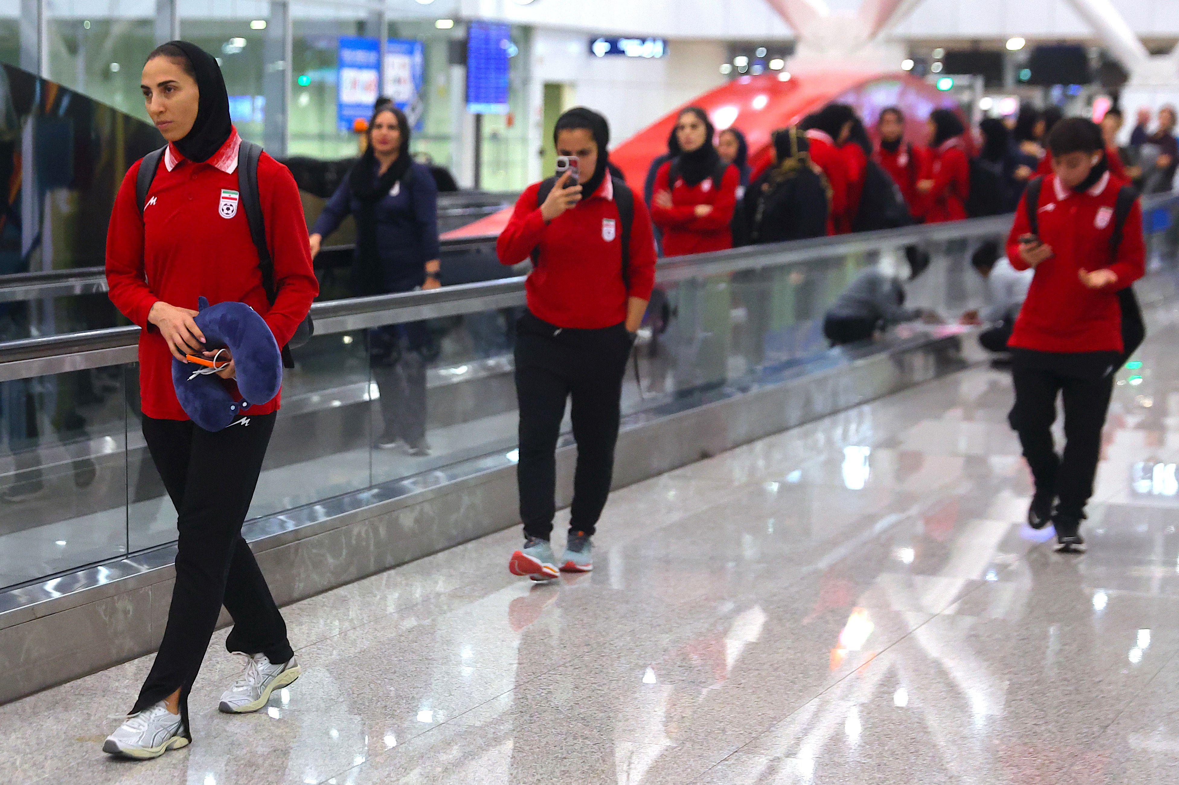 iranske fudbalerke na aerodromu u Maleziji