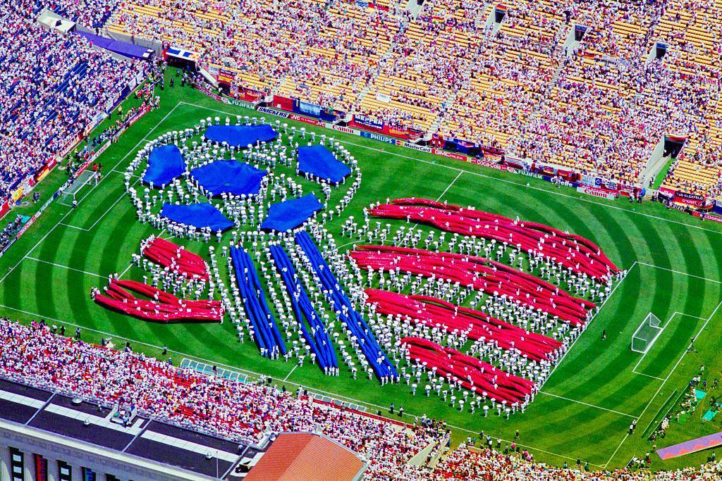 O logotipo da Copa do Mundo de 1994, exibido no gramado durante a cerimônia de abertura do evento