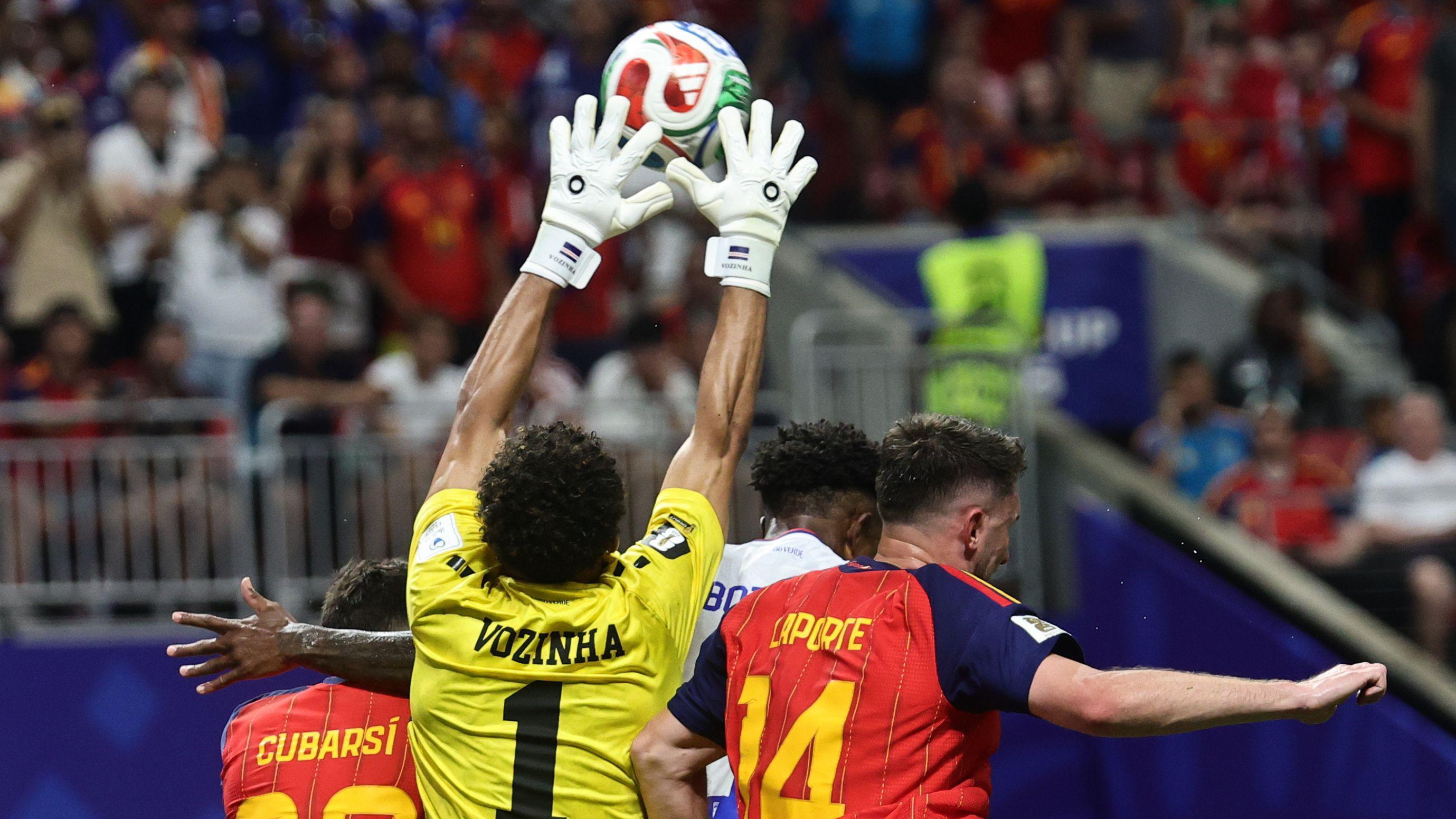 Vozinha salta a por un balón aérero en disputa con los españoles Cubarsí y Laporte. 