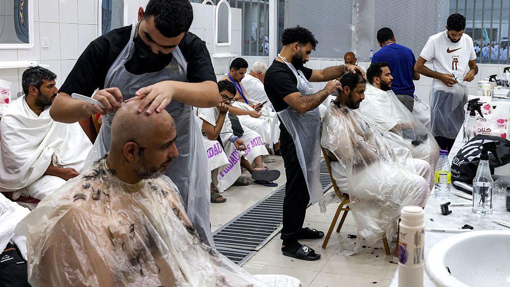 الحجاج يحلقون رؤوسهم