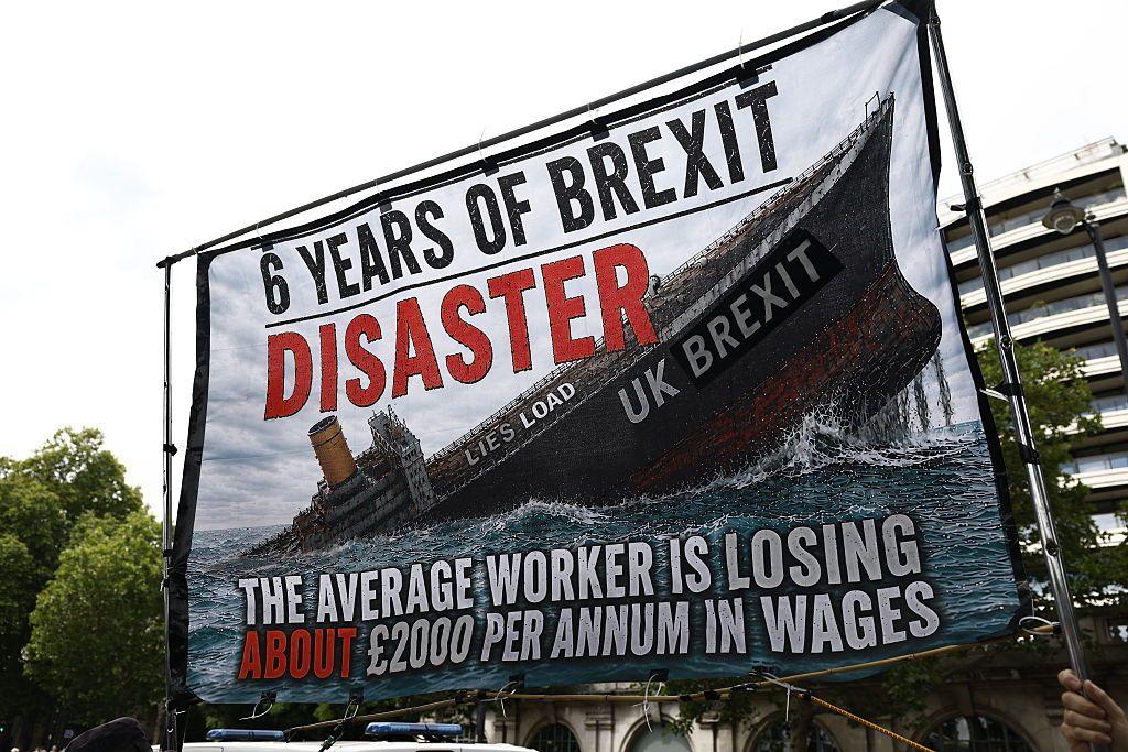 Un cartel con una imagen de un barco hundiéndose en el que está escrito Reino Unido Brexit.