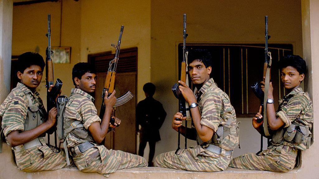 نوے کی دہائی میں تامل ٹائیگرز کے ساتھ جھڑپوں میں سری لنکا کے قانون نافذ کرنے والے اداروں کے سینکڑوں اہلکار ہلاک ہوئے تھے