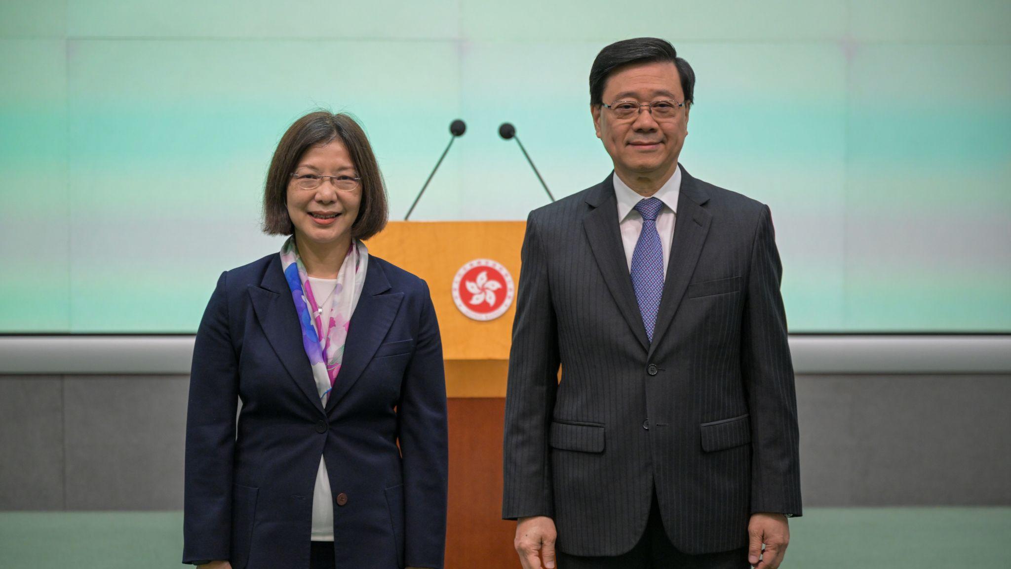 李家超（左）與謝小華（右）在中國香港特區政府總部會見傳媒（中新社圖片30/3/2026）