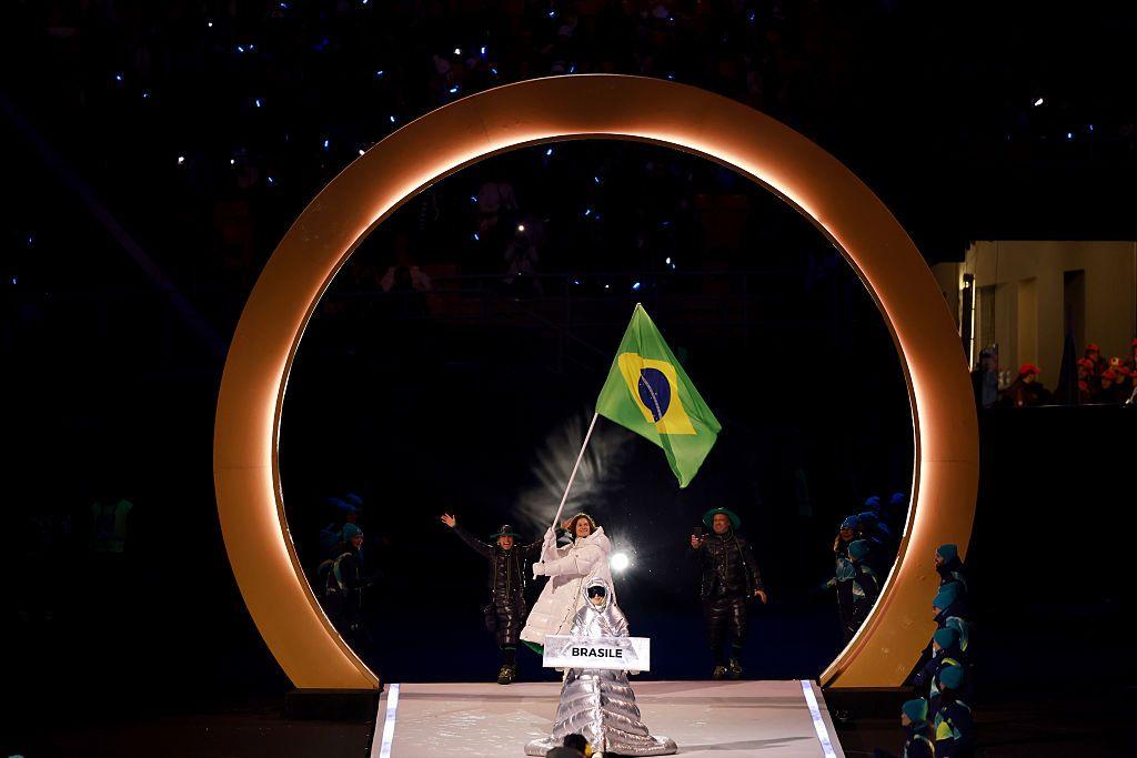 Lucas Pinheiro Braathen, porta-bandeira da equipe brasileira nos Jogos Ol&iacute;mpicos de Inverno de Mil&atilde;o-Cortina 2026, entra com a equipe no est&aacute;dio durante a cerim&ocirc;nia de abertura, no Est&aacute;dio San Siro, em 6 de fevereiro de 2026, em Mil&atilde;o, It&aacute;lia.