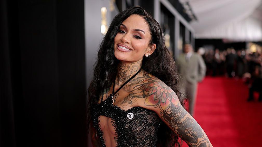 Kehlani en la alfombra roja de los Grammy. 
