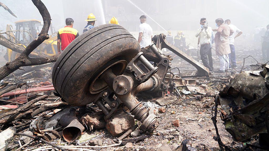 Roda pesawat Air India yang jatuh sesaat setelah lepas landas pada Kamis (12/06).