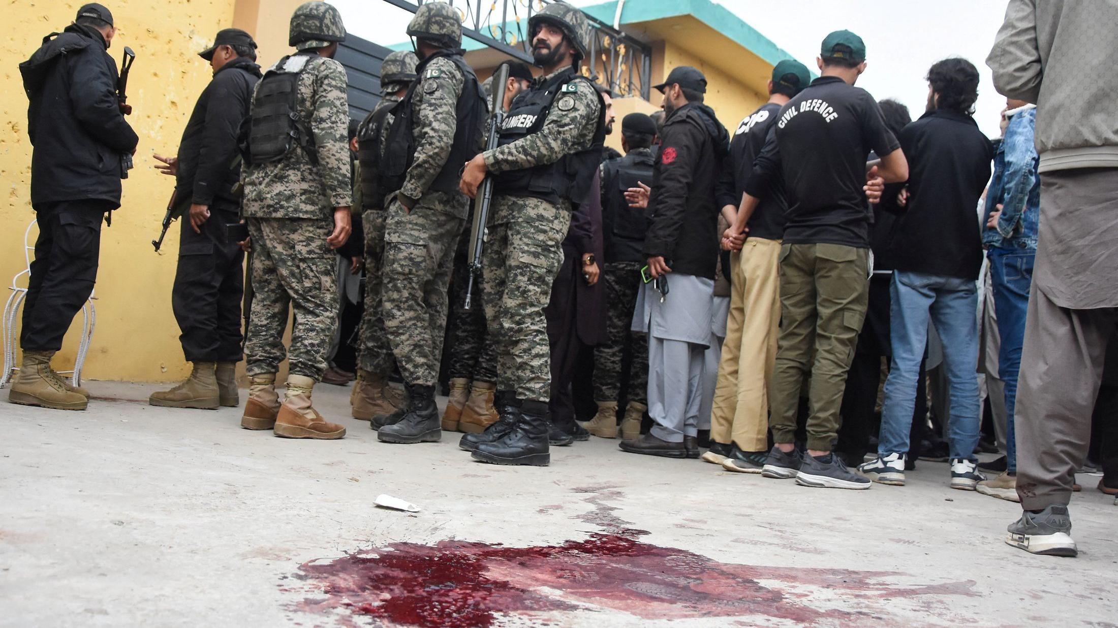 مقتل 31 شخصاً وإصابة 170 آخرين في تفجير انتحاري استهدف مسجداً شيعياً في إسلام آباد