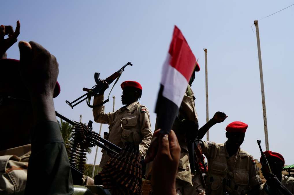 جنود قوات الدعم السريع شبه العسكرية السودانية يحييون الناس أثناء تأمينهم لموقع في الخرطوم