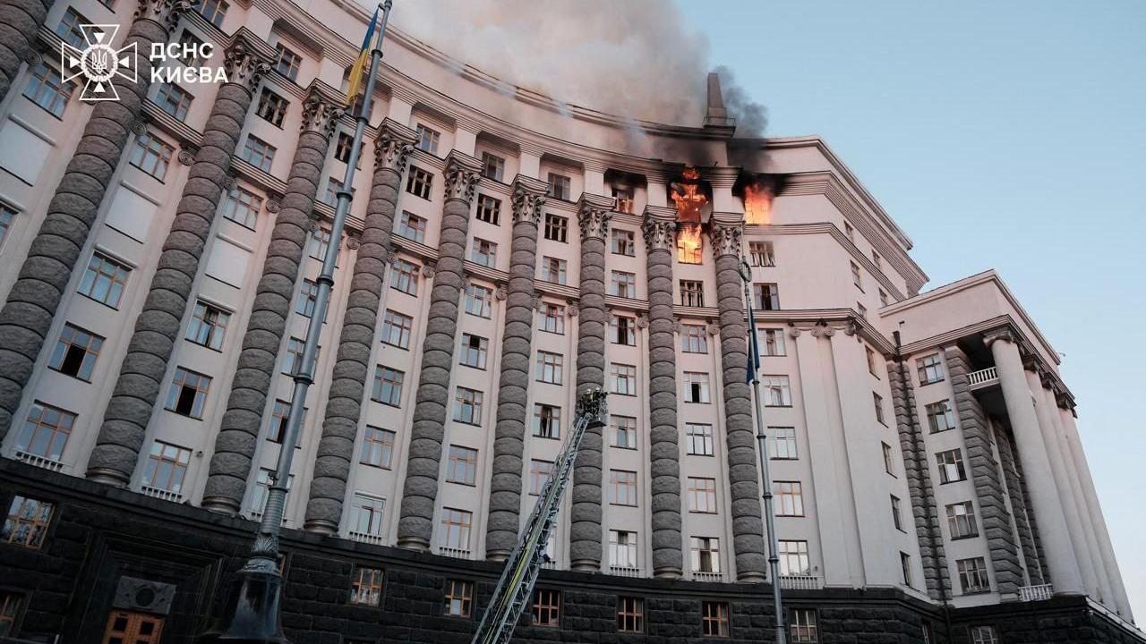 Las llamas en los últimos pisos del edificio gubernamental ucraniano.