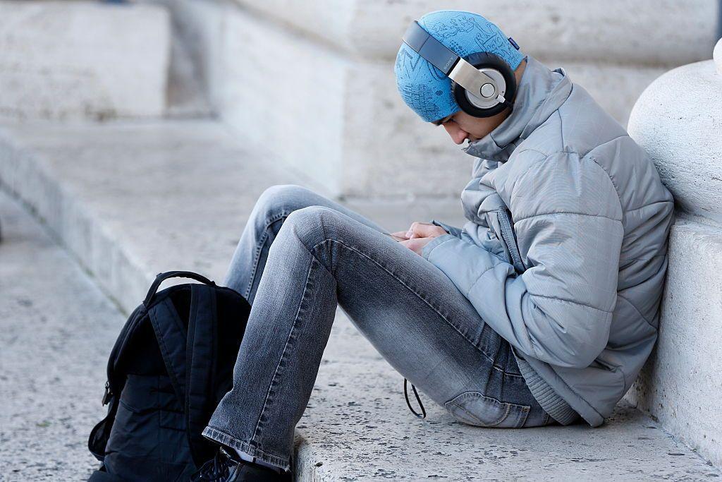 شاب يستمع إلى الموسيقى بمفرده