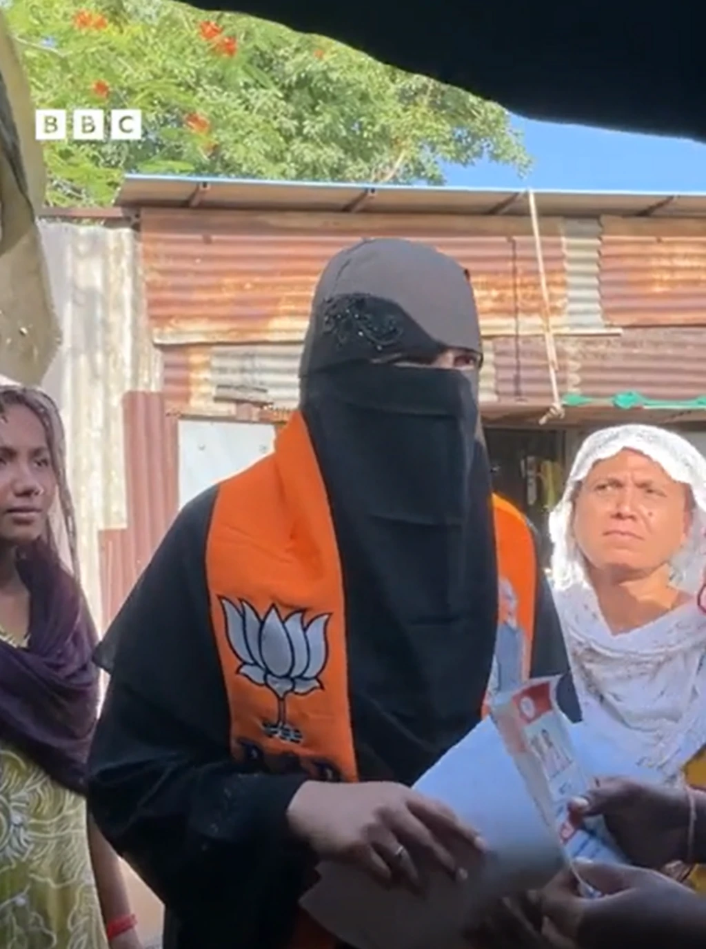 ગુજરાતની આ બેઠક પર ભાજપનાં મુસ્લિમ મહિલા ઉમેદવાર કેવી રીતે પ્રચાર કરે છે?