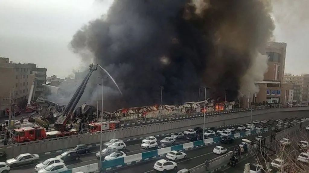 دود سیاه بالای بازارچه جنت تهران در کنار بزرگراه نیایش