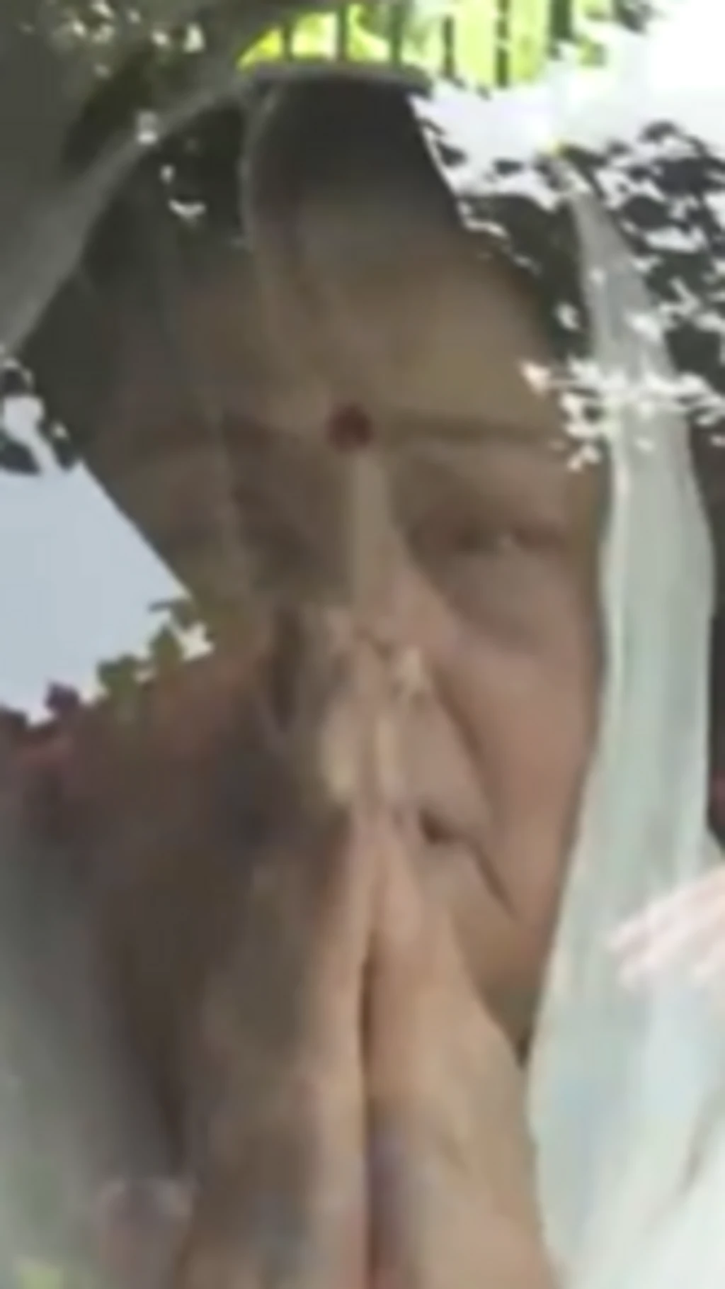 पति को अंतिम विदाई देने पहुंचीं अरुणा ईरानी