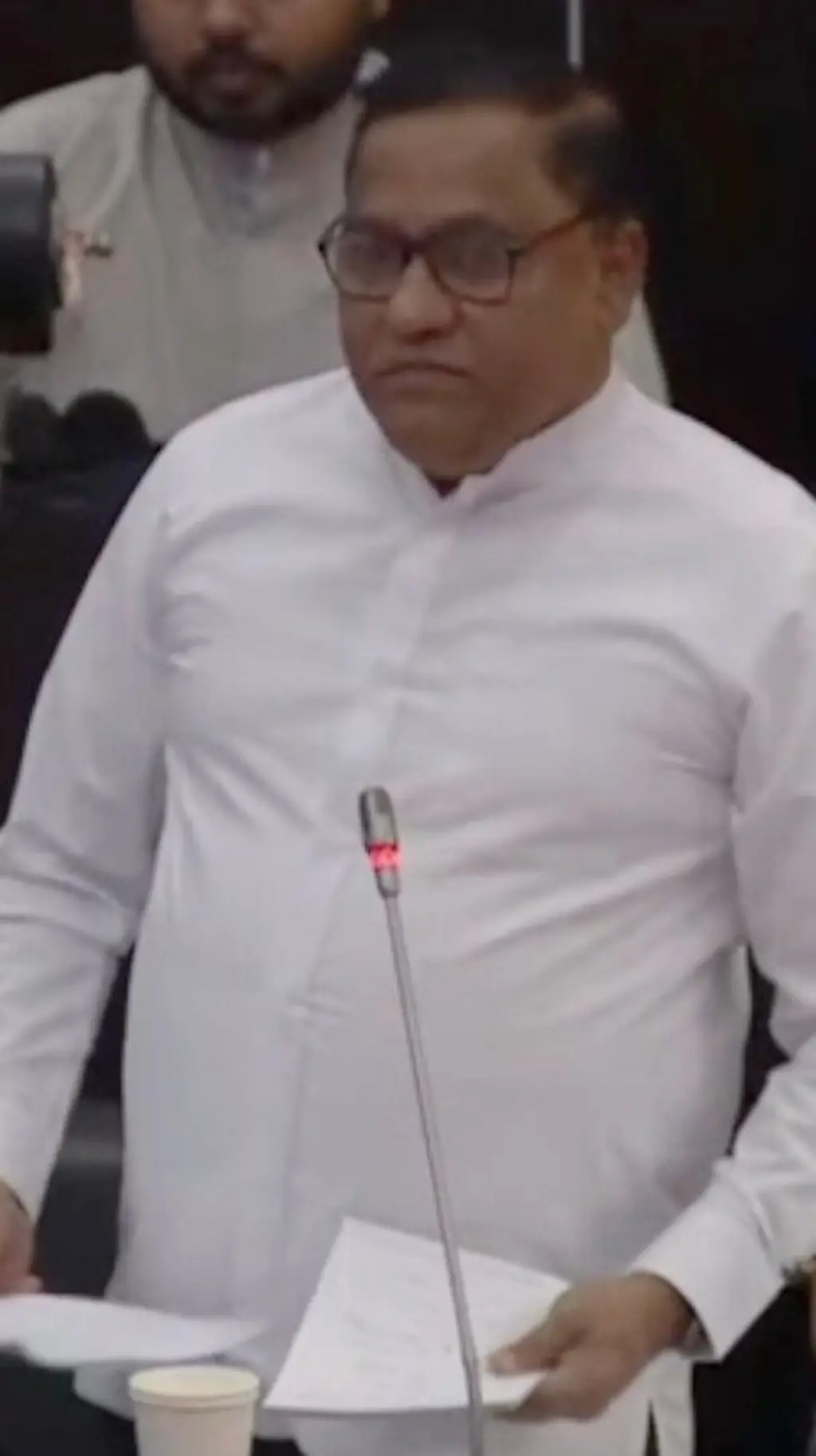 විදේශ කටයුතු අමාත්‍ය විජිත හේරත් පාර්ලිමේන්තුවේ කතා කරන අයුරු දැක්වේ.