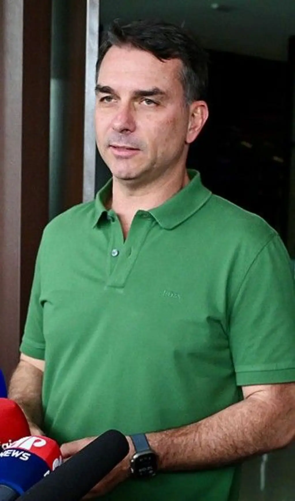 Flávio Bolsonaro durante entrevista