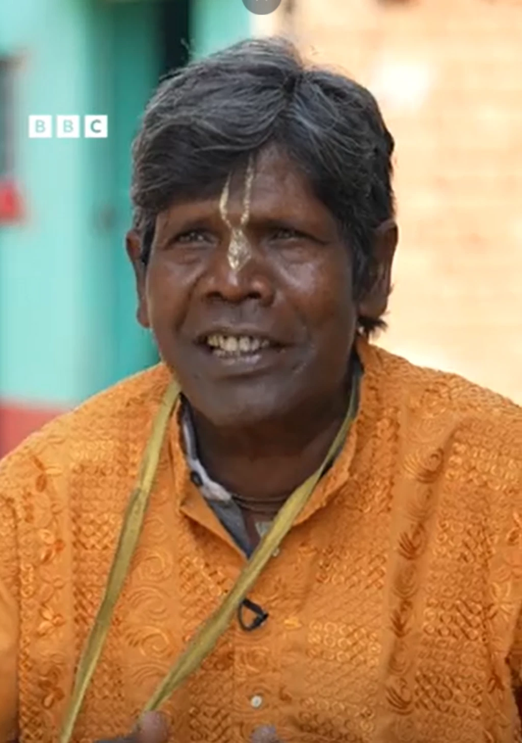 'કચ્ચા બદામ' ગીત ગાઈને વાઇરલ થયેલા ભુવન બધાકરનું જીવન કેટલું બદલાયું છે. અને તેઓ હાલ કેવી હાલતમાં જીવી રહ્યા છે તે જુઓ આ વીડિયોમાં. 