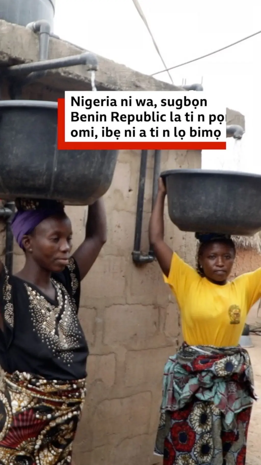 Obinrin meji ti wọn fi baafu ru omi sori, wn wọ bilaosi ti wọn ro iro sabẹ rẹ.