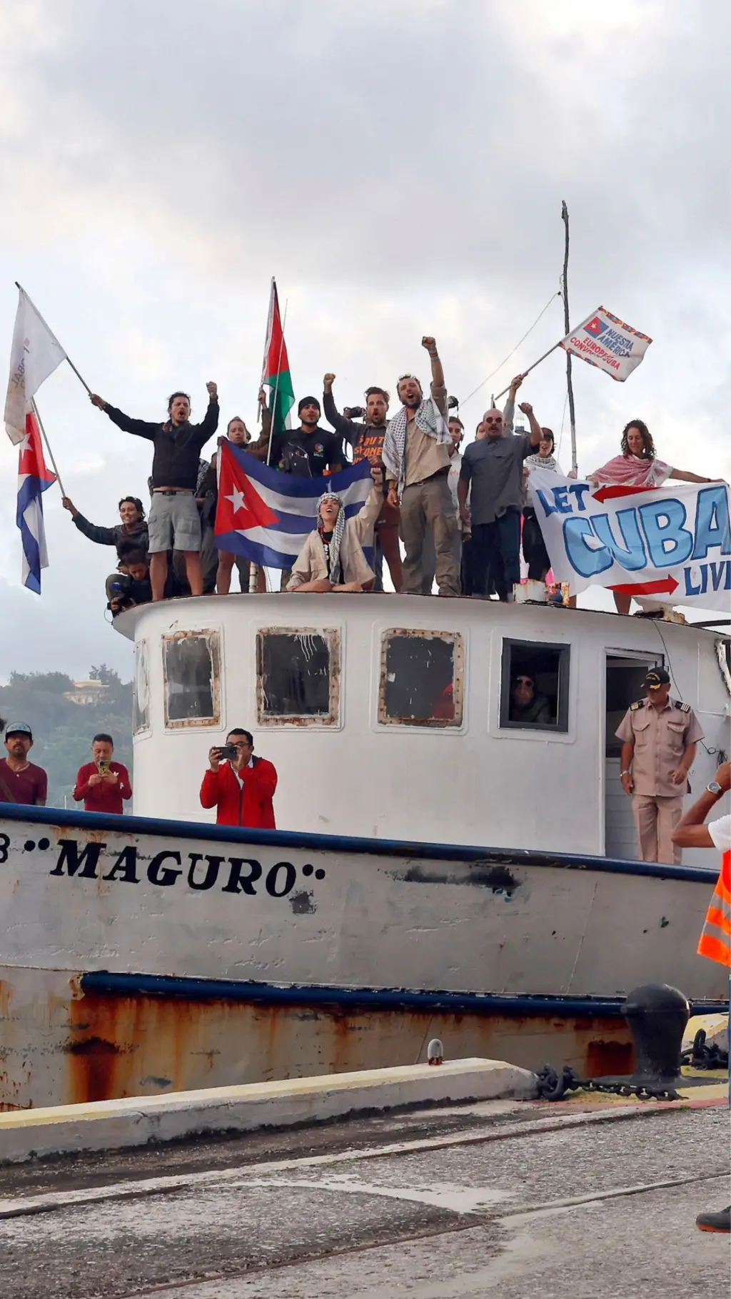 aktivistina brodu, foloti, dizu ruke i masu zastavama kube