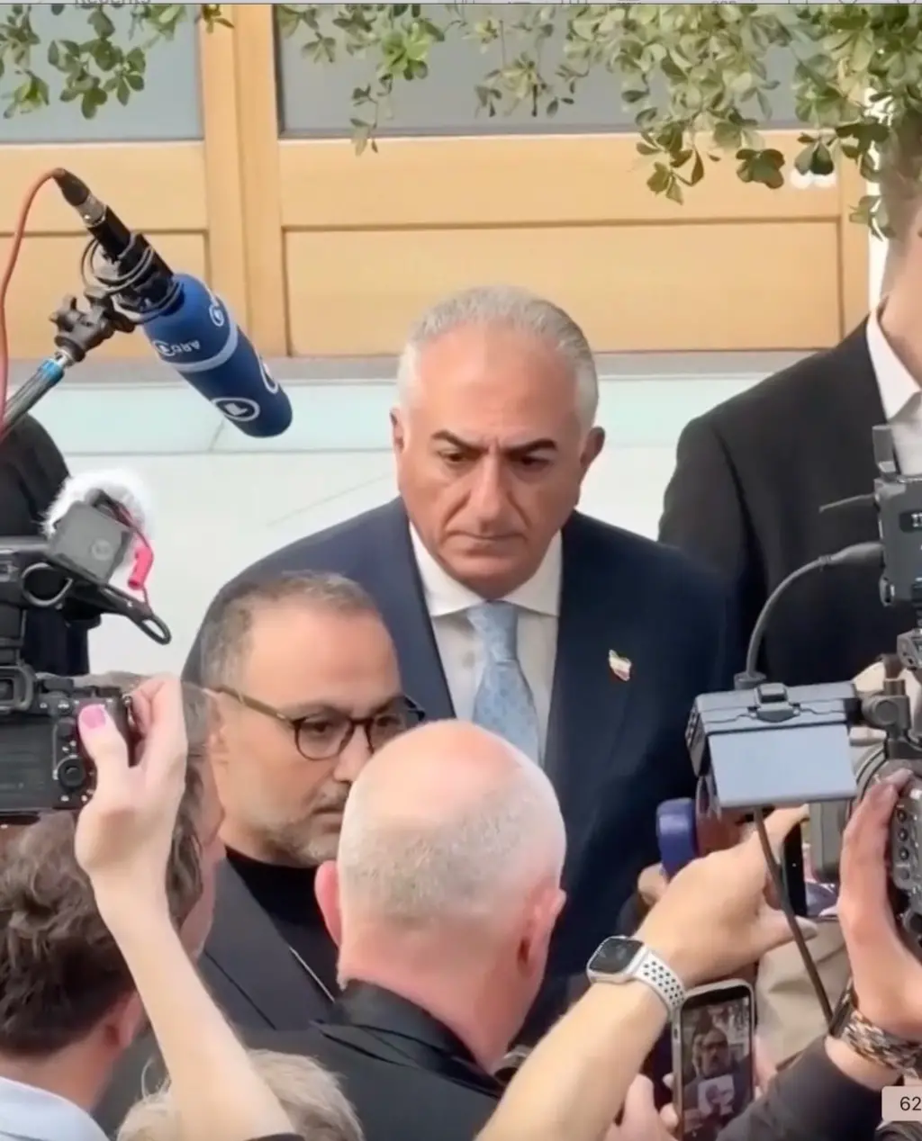 شاهزاده رضا پهلوی در میان خبرنگاران در برلین