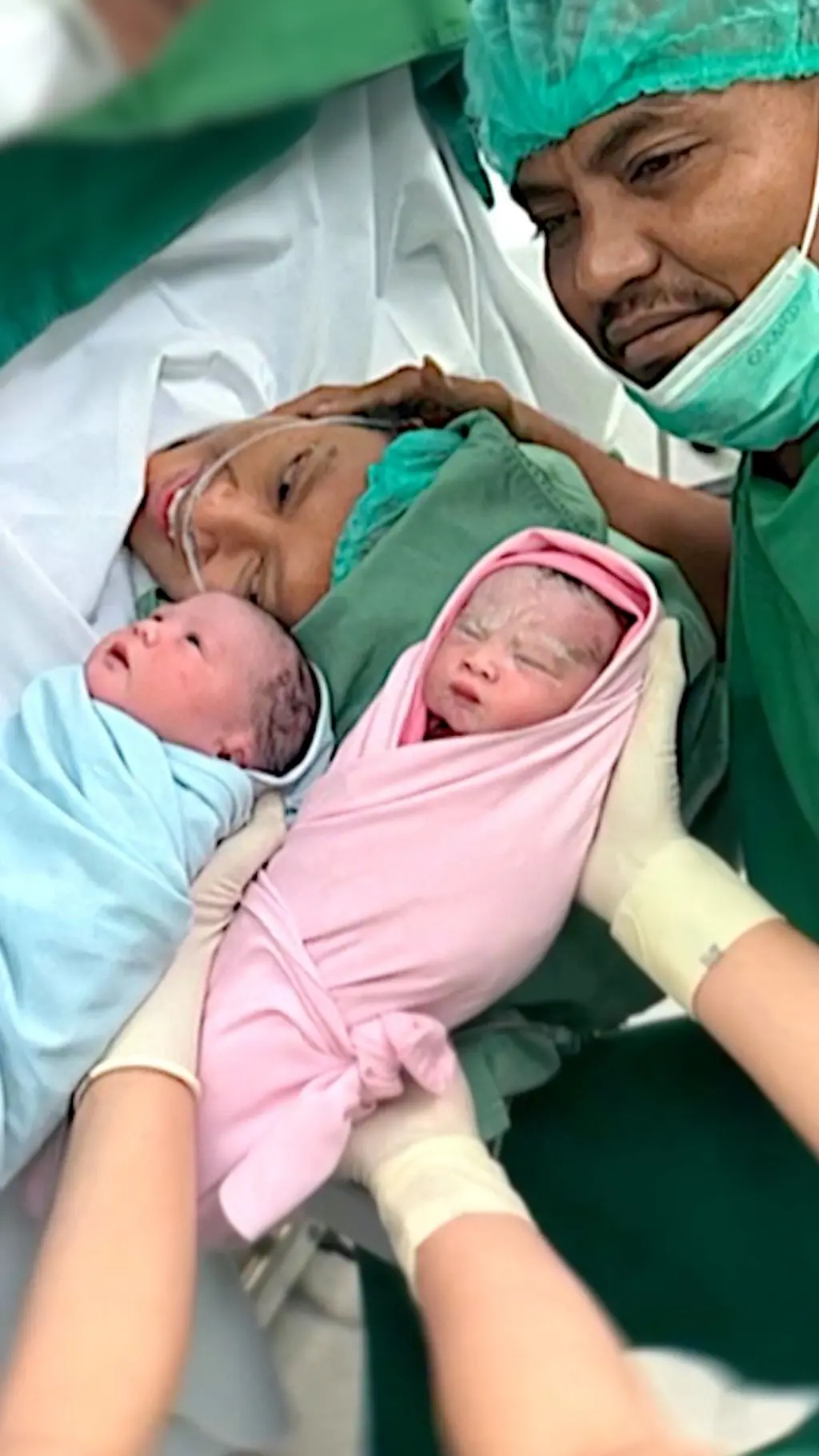 අවුරුදු 22ක් දරුවන් හදන්න උත්සාහ කළ අඹුසැමි යුවළකට IVF ක්රමයෙන් නිවුන් දරුවන් ලැබෙයි