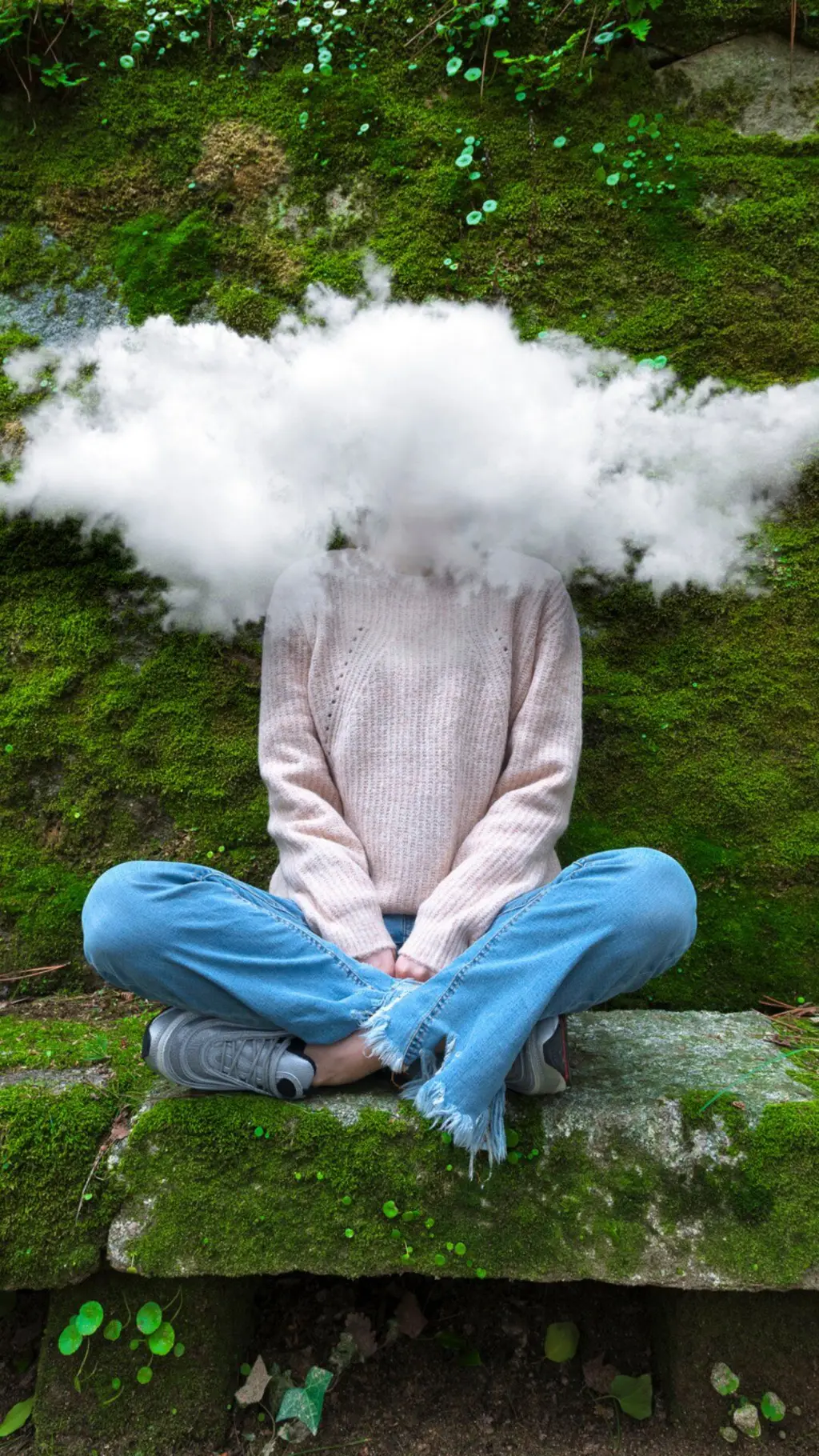 රෝස පති දිග ටී ෂර්ට් එකක් සහ නිල් පති දිග කලිසමක් ඇඳ තරුණයෙකුගේ මුහුණ දුම් වලාවකින් වැසී ඇති අයුරු පෙනේ.