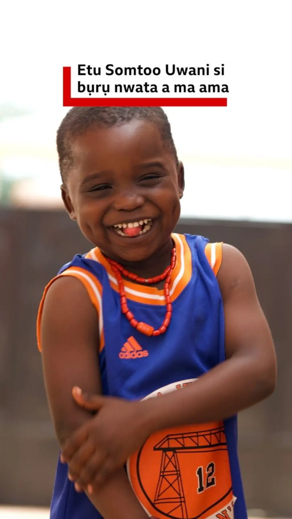 Somto ka o yi uwe na-acha anụnụ anụnụ na-enweghi aka, yiri ọla n'olu ma na-achị ọchị.