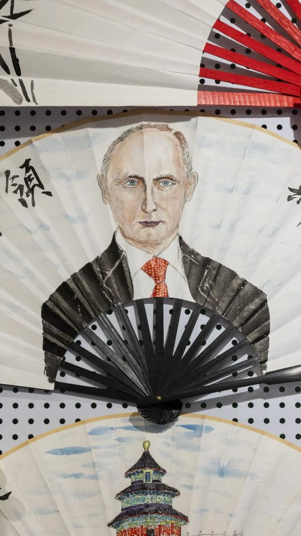 Портрет Путина, нарисованный на веере