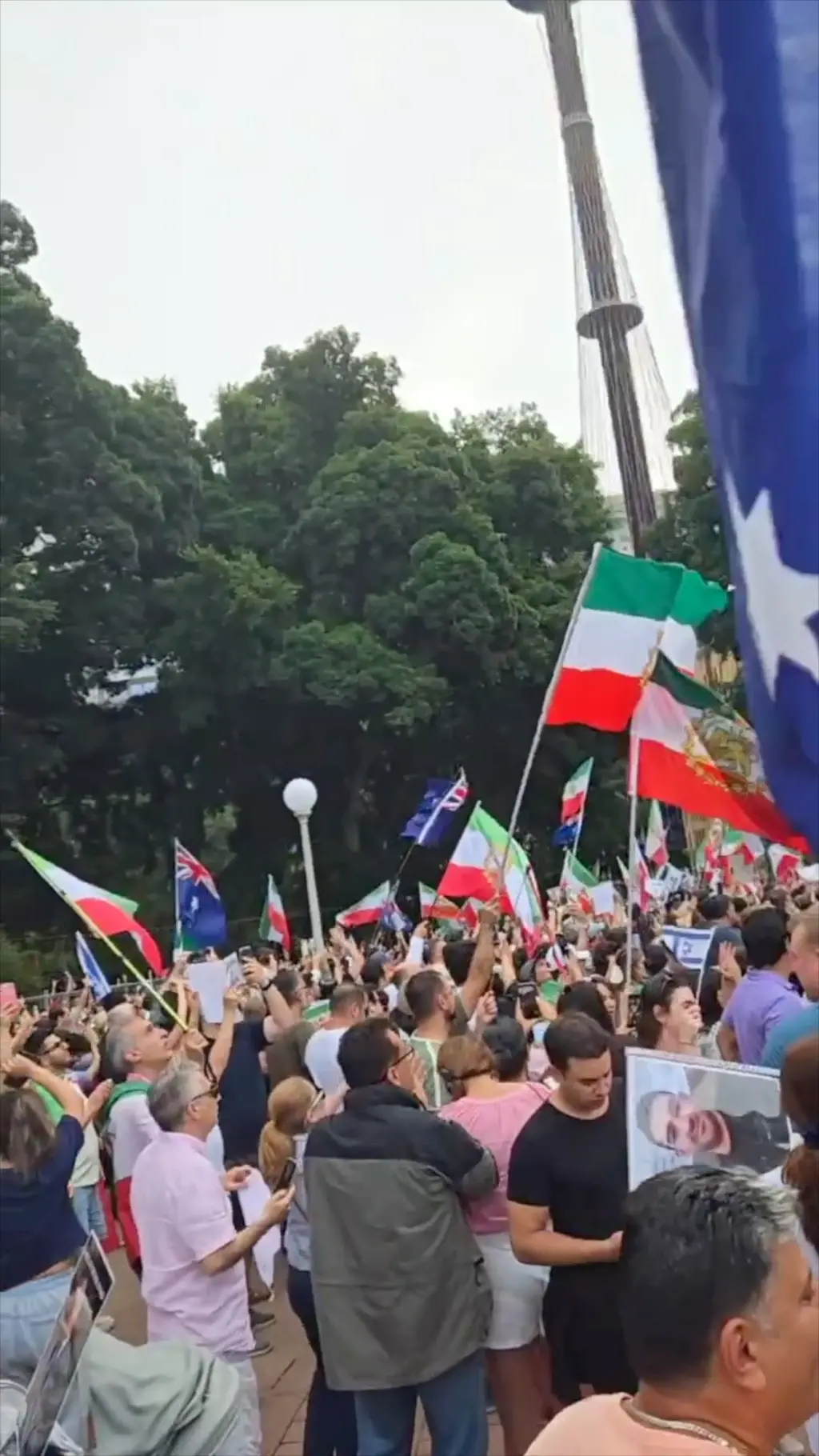 کشته شدن علی خامنه‌ای؛ رقص و شادی ایرانیان در کشورهای مختلف