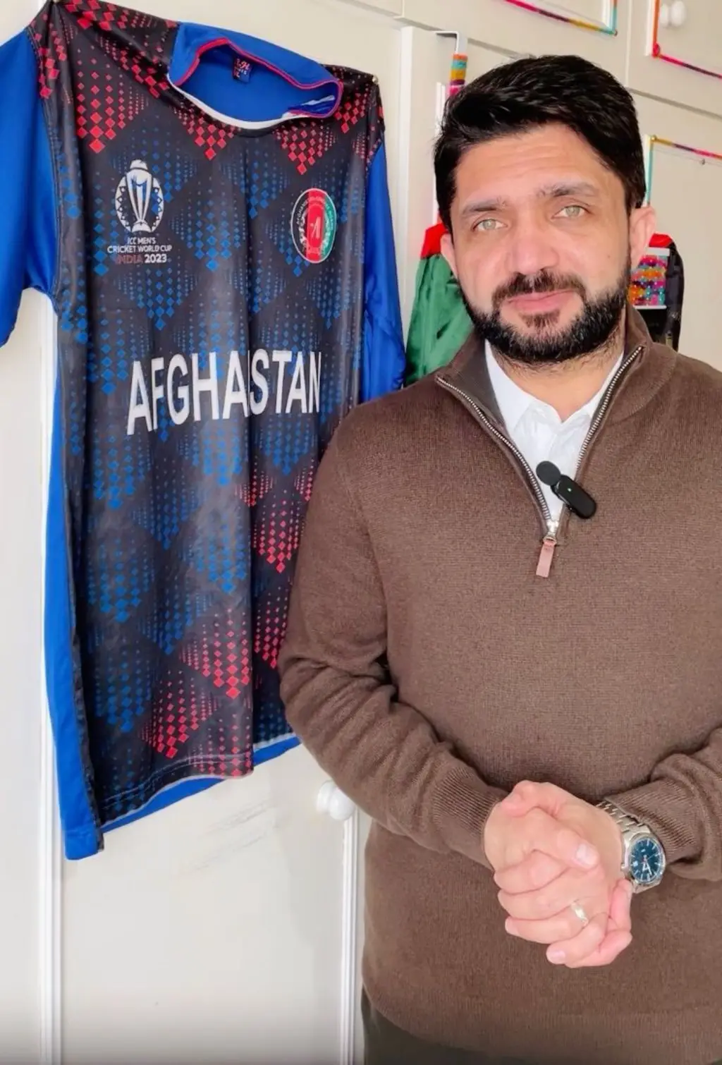 ویاند پر سکرین ښکاري او شا ته یې د افغانستان لوبډلې کمیس راځوړند دی.