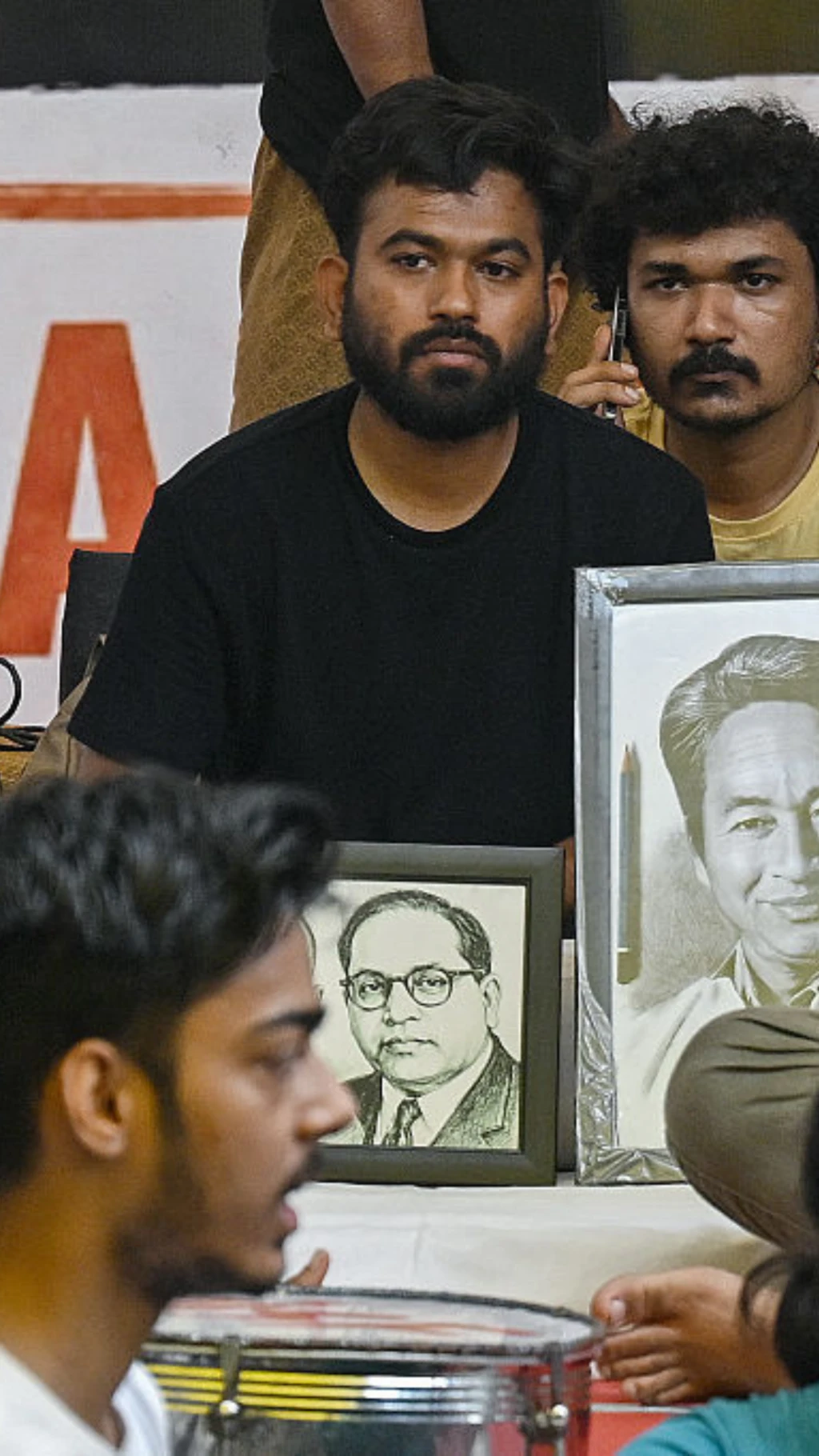 காக்ரோச் ஜனதா கட்சி நிறுவனர் அபிஜீத் மீது மை வீசிய பெண்