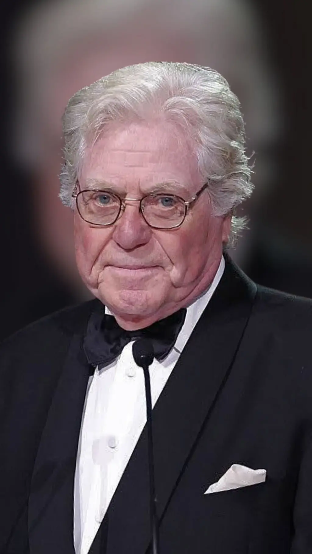 غضب جزائري من تصريحات حسين فهمي عن فيلم للأخضر حمينة والنجم المصري يوضح