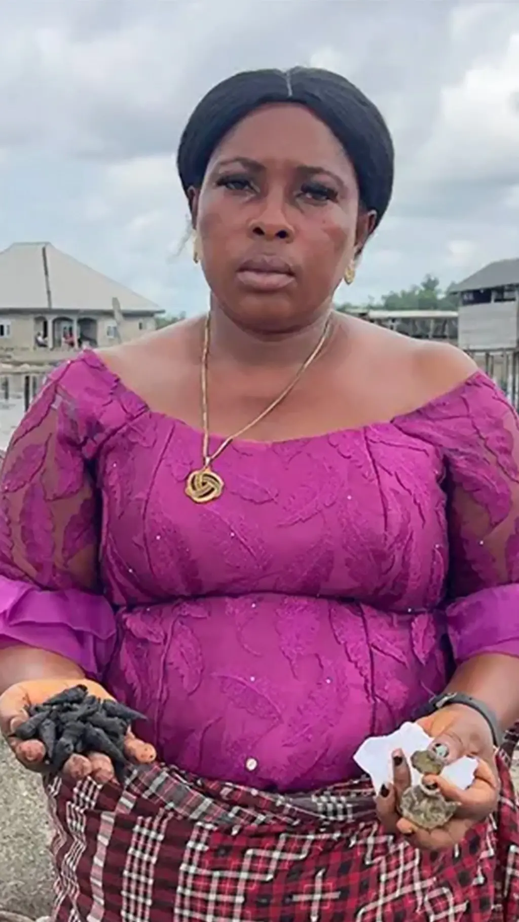 Femme qui tient du semble pollué