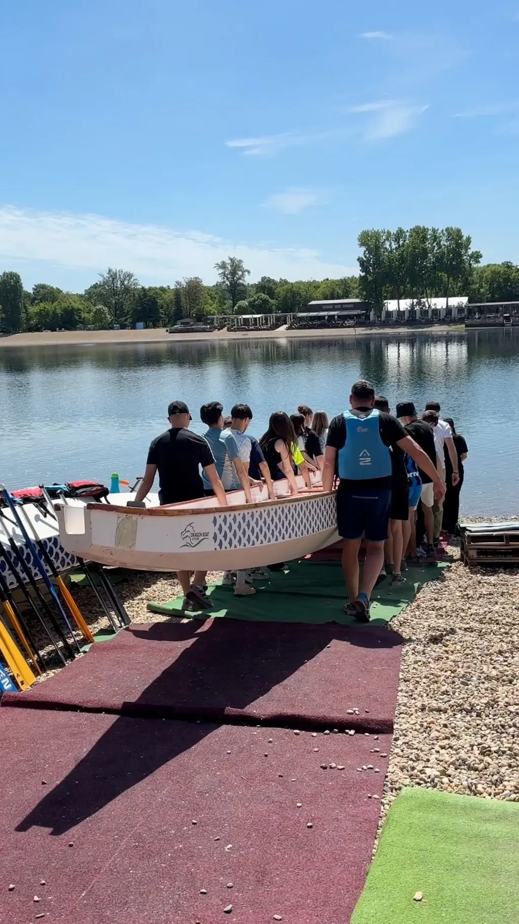 Učenici iz Srbije i Albanije na fotografiji nose čamac, u kom su potom zajedno veslali.