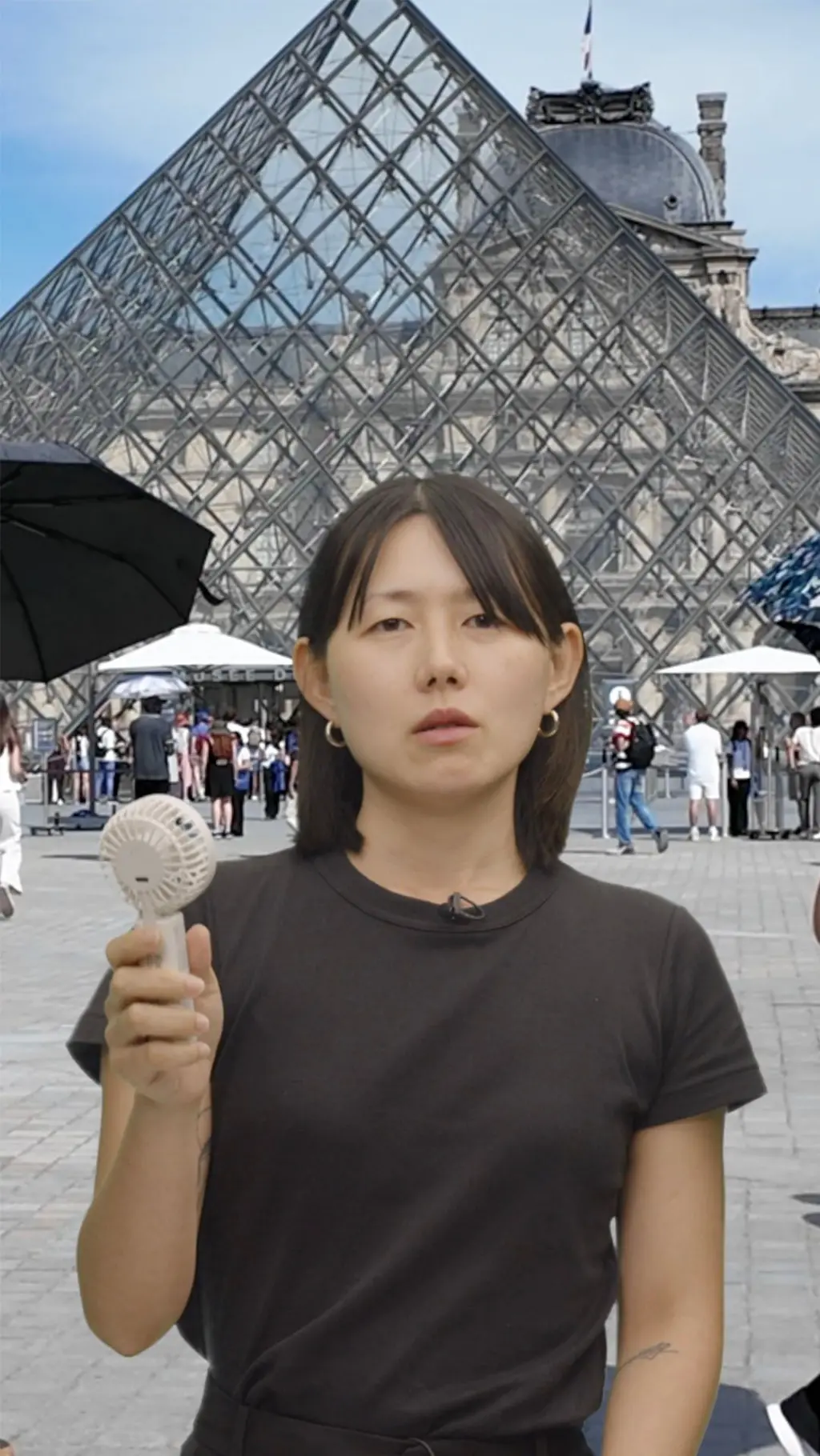 手持電風扇的女性