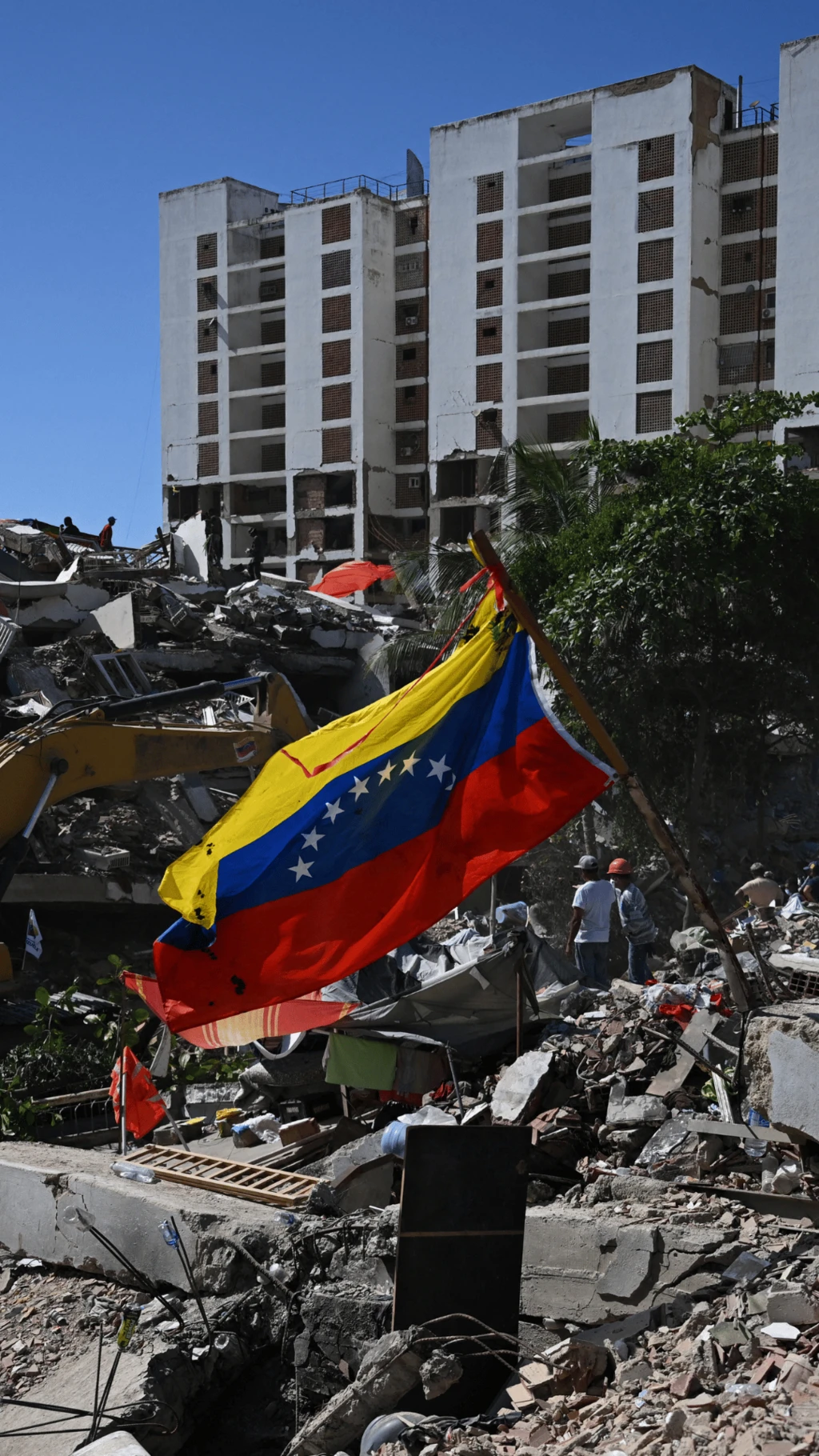 Una bandera venezolana ondea en medio de los escombros que dejaron los terremotos en Venezuela.