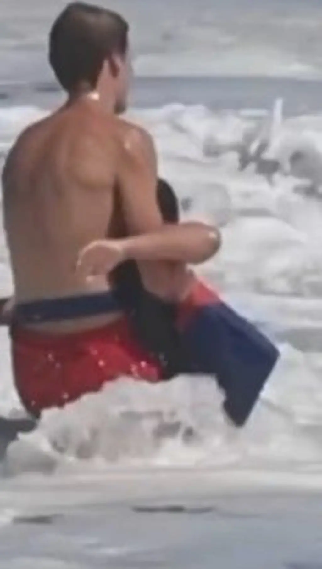 Adolescente segurando uma criança