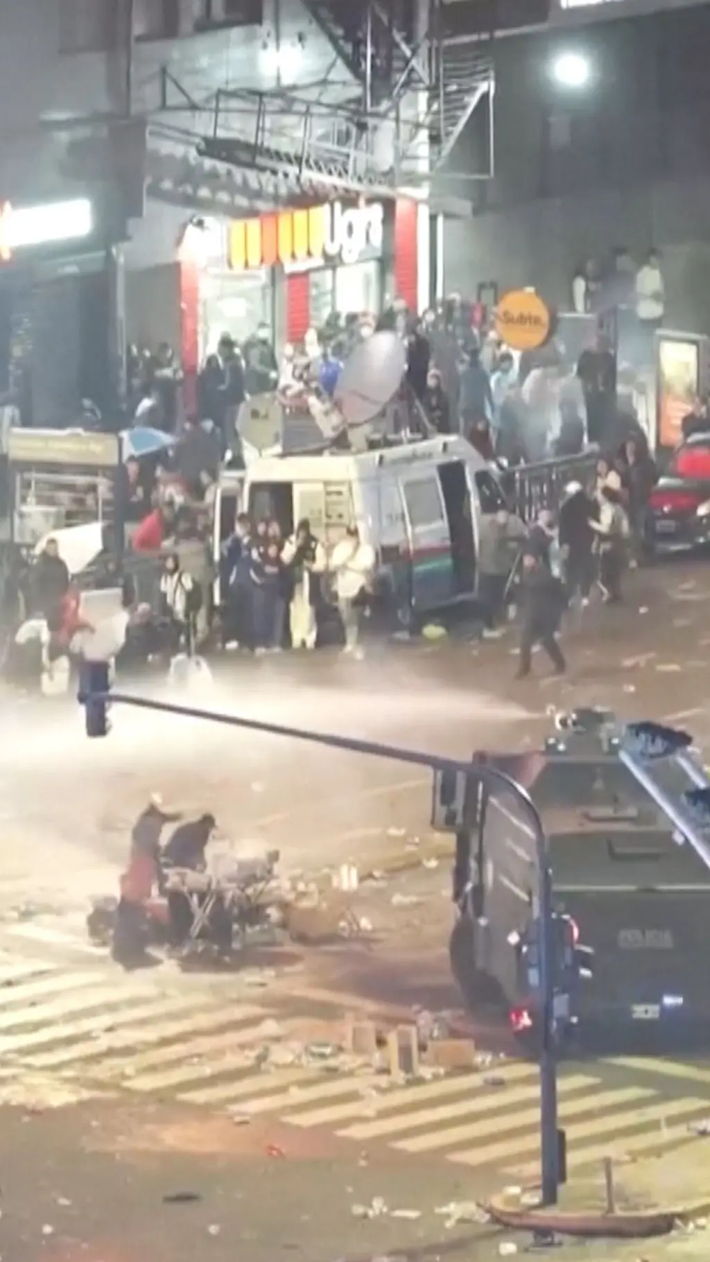 Navijači Argentine kamenjem na policiju posle finala Mundijala