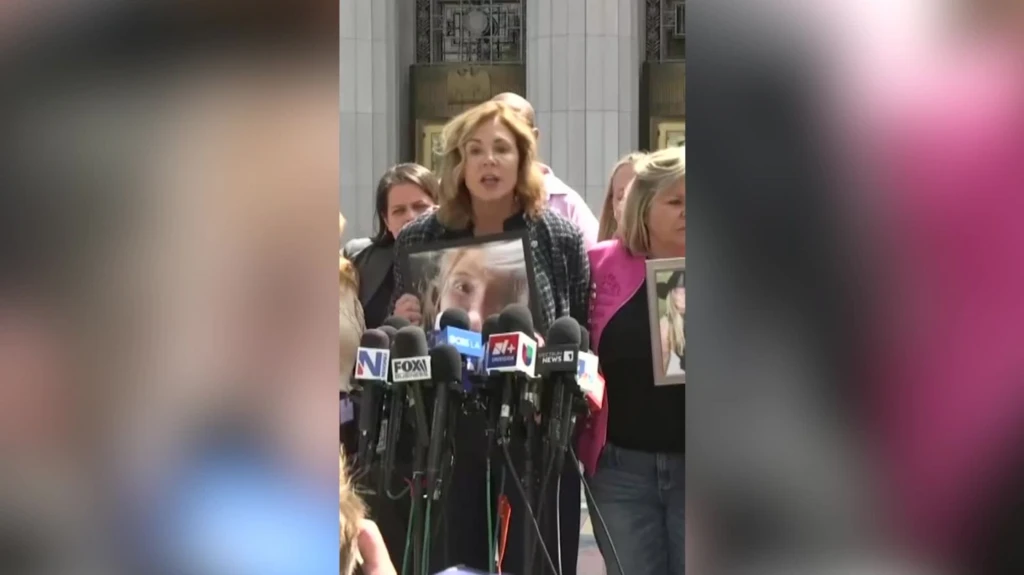 Roditelji ispred sudnice posle presude protiv Gugla i Mete