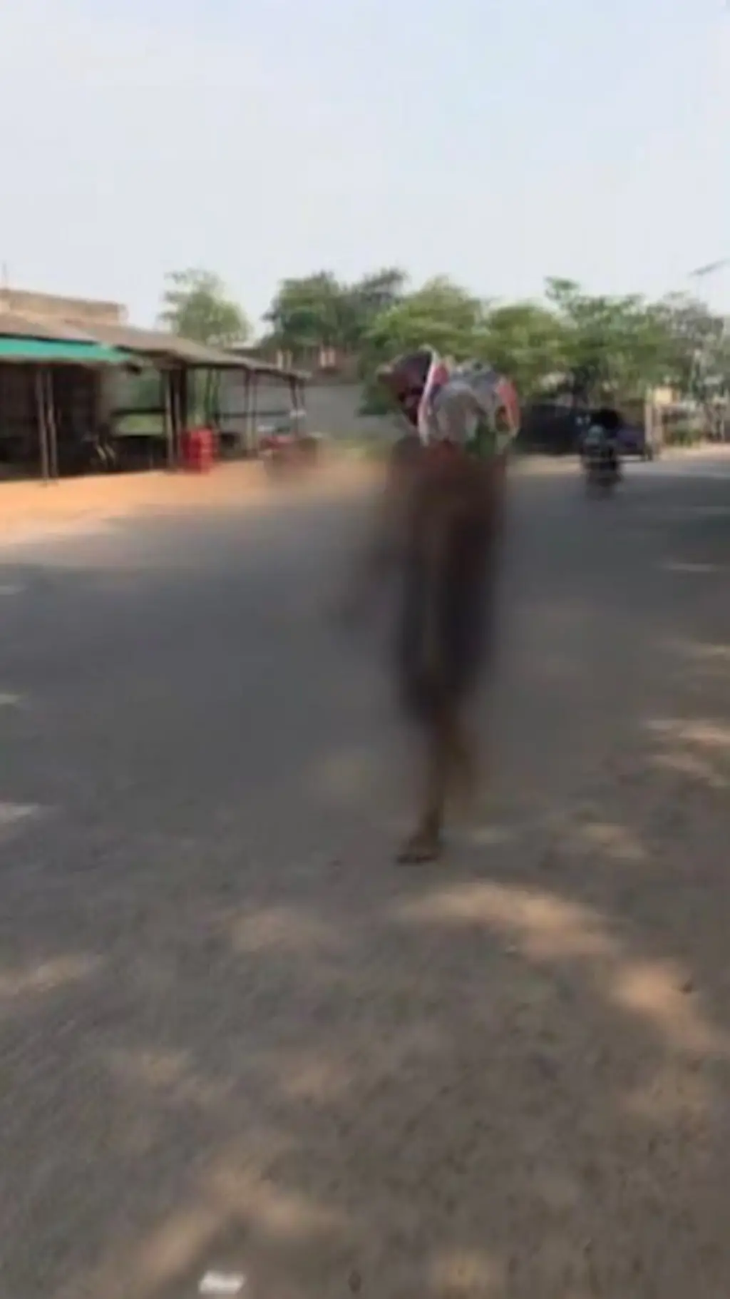 எலும்புக்கூட்டுடன் வங்கிக்கு வந்த நபர்