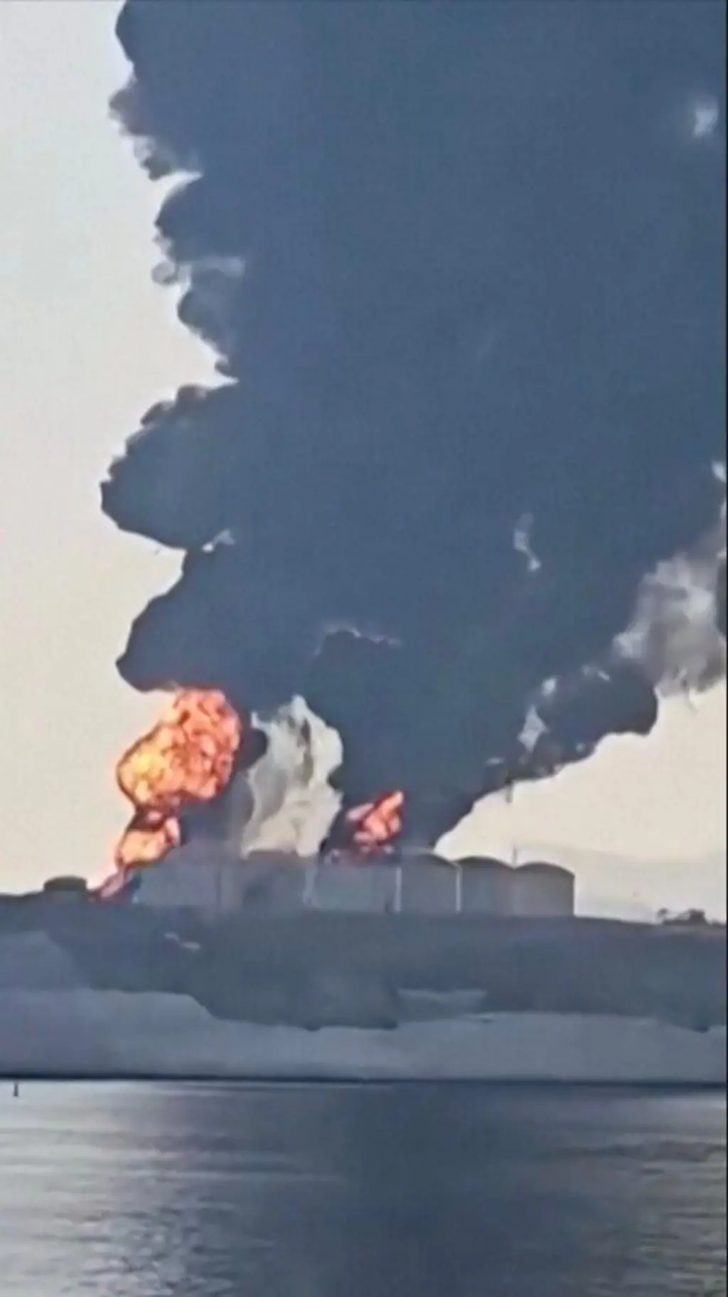 මුහුද ආසන්නයේ පිහිටි තෙල් ටැංකි හයක් දක්නට ලැබෙන අතර ඒවා ගිනි ගනිමින් පවතී.