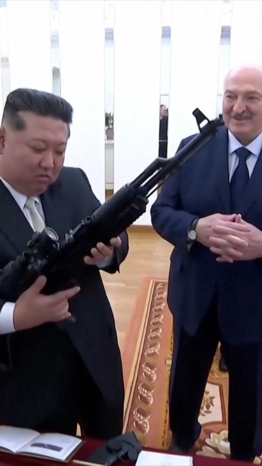 ‘Za svaki slučaj’: Lukašenko poklonio pušku Kimu Džongu Unu