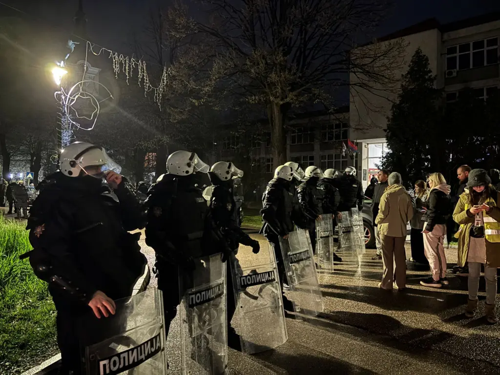 Veliki broj policajaca bio je prisutan tokom lokalnih u Kuli