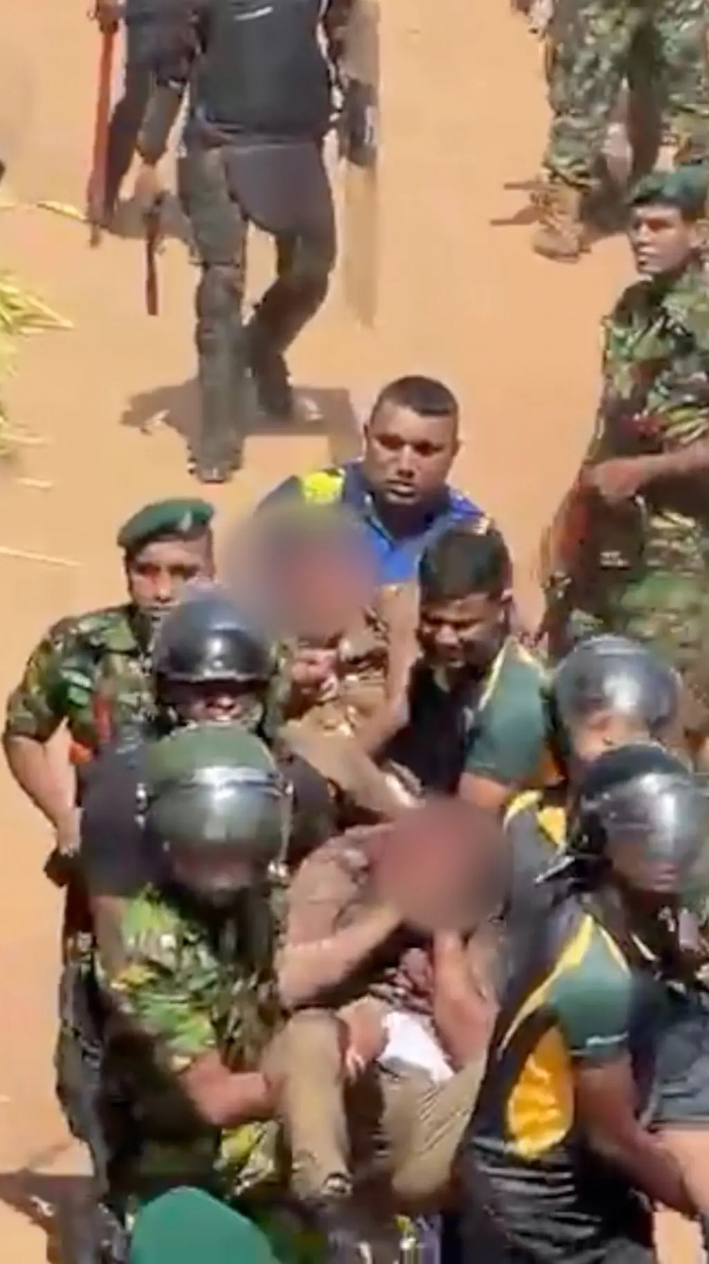 මීගමුව බන්ධනාගාරයට පොලිසිය සහ STF නිලධාරීන් ඇතුළු වූ අයුරු
