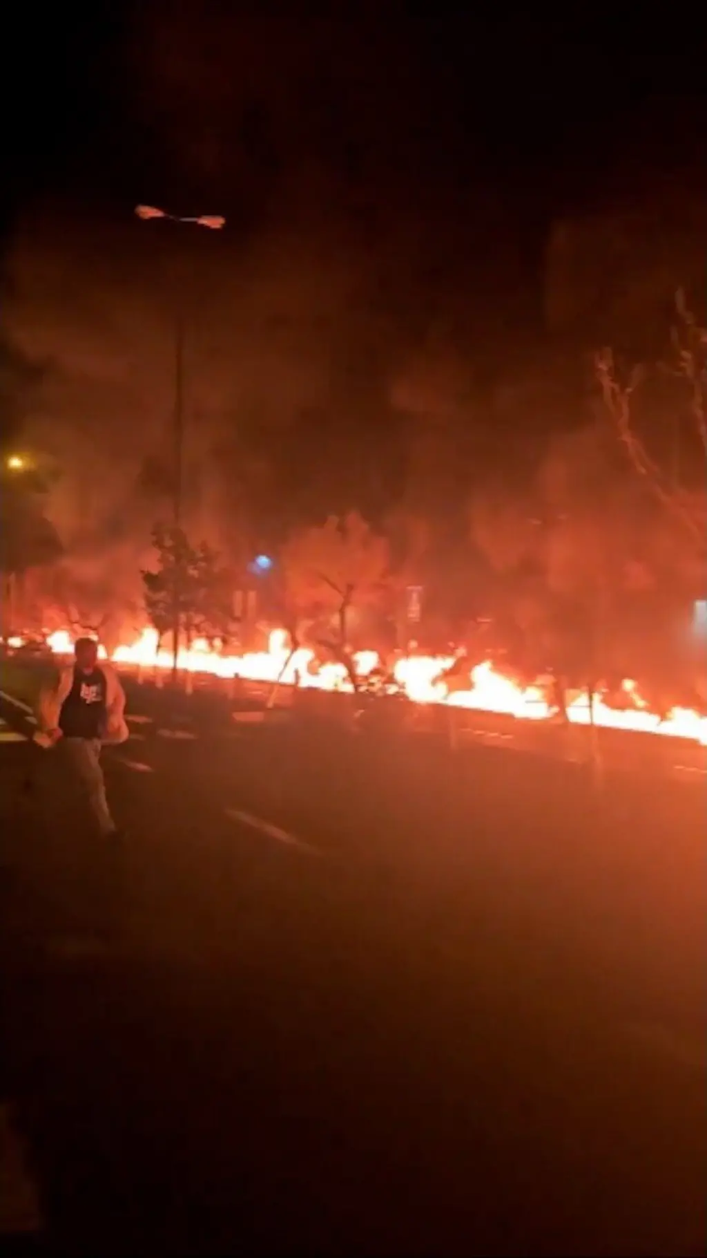 තෙල් පරිශ්‍රයන්ට එල්ලවූ ප්‍රහාර වලින් පසු ටෙහෙරානයේ ගිනි ගන්න ආකාරය මේ ෆොටෝ එකේ දැක්වේ.