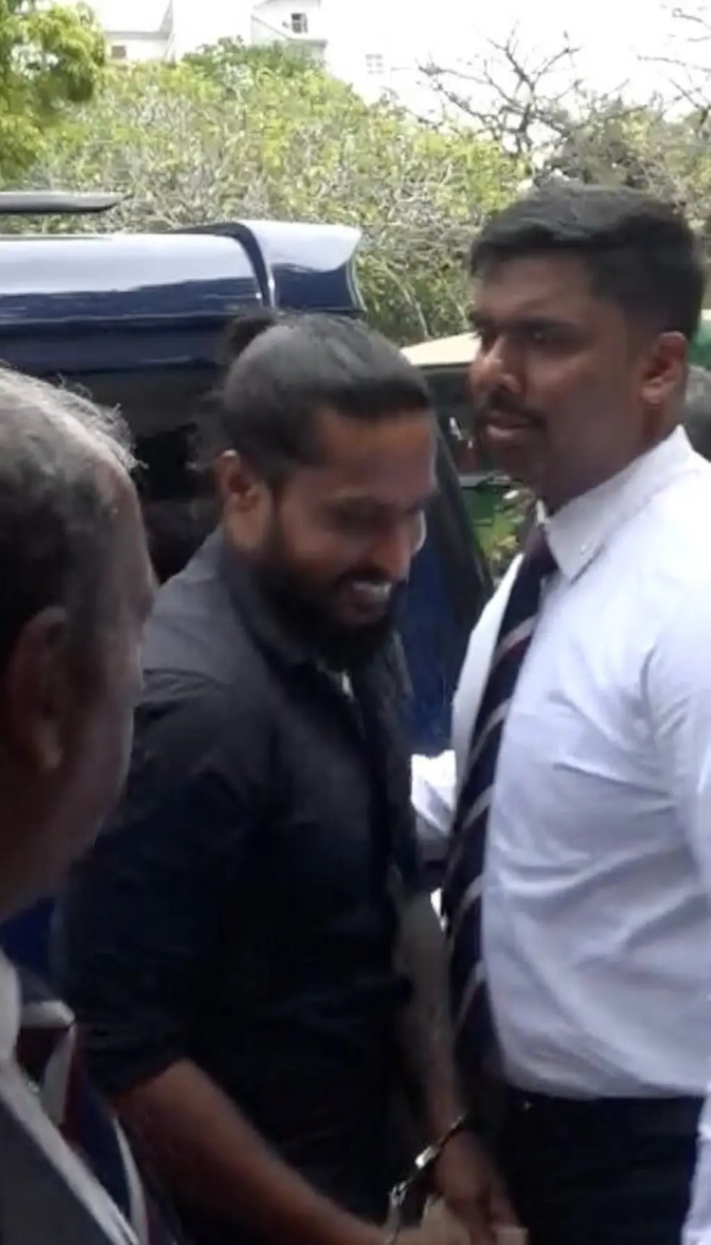 මාංචු දැමූ සැකකරුවෙකු අධිකරණයට රැගෙන එයි.