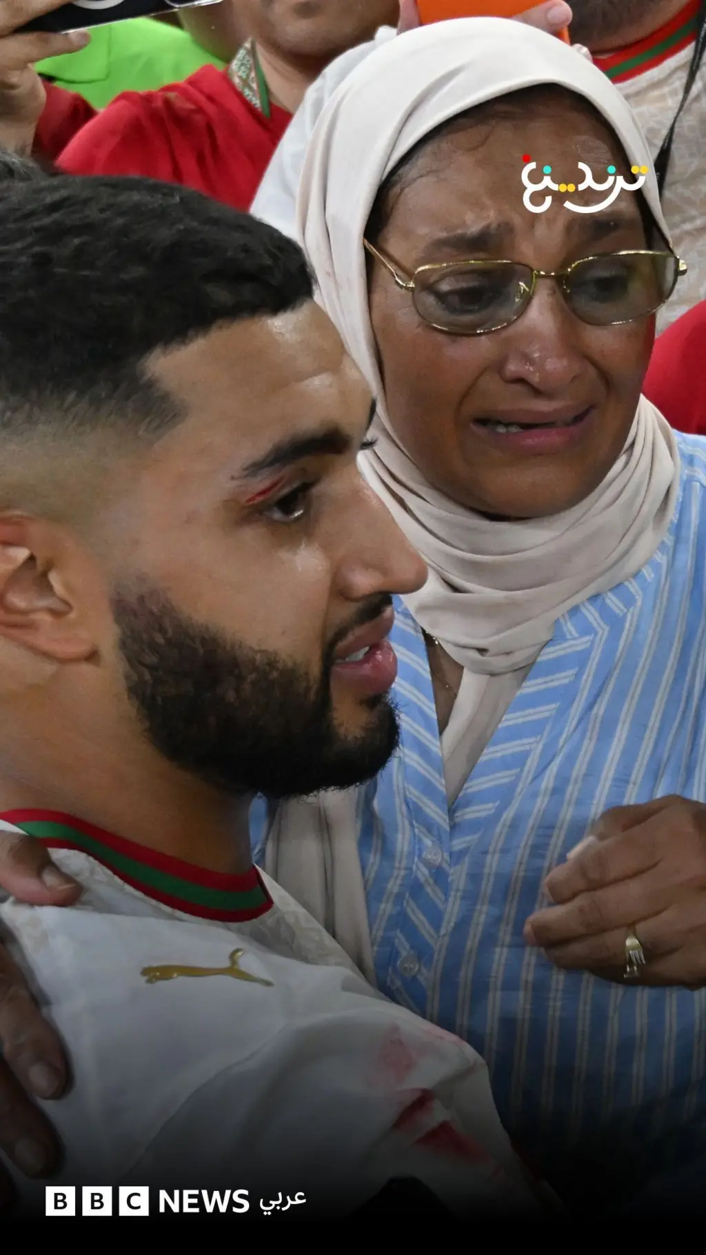  اللاعب المغربي إسماعيل صيباري ووالدته 