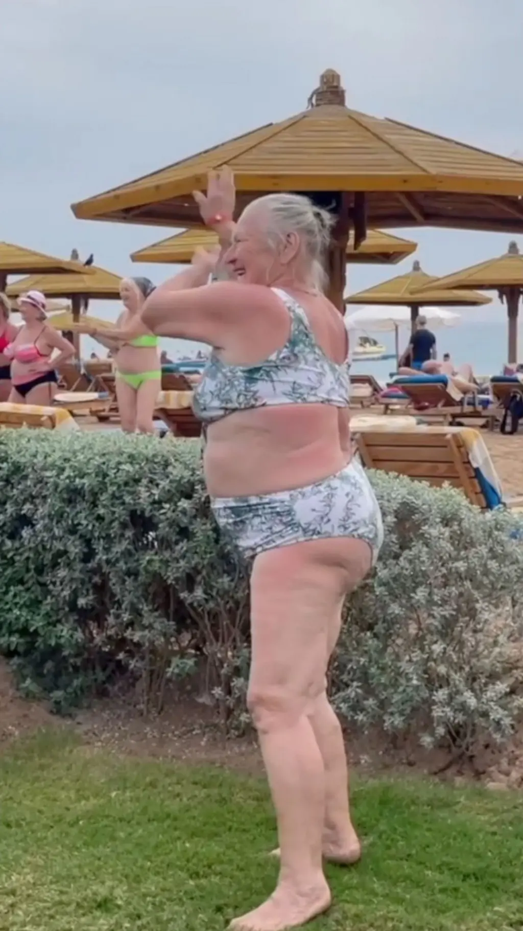 85 හැවිරිදි යුක්රේන මිත්තණියගේ පළමු විදේශ සංචාරය