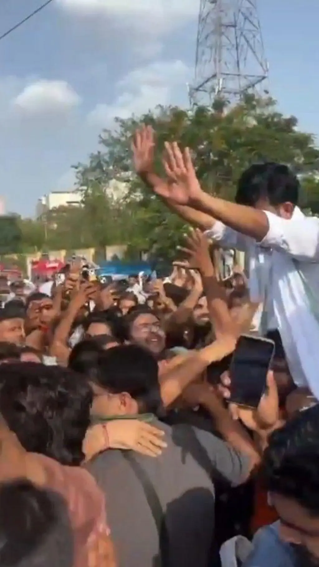 जयपुर में कॉकरोच जनता पार्टी के फ़ाउंडर के साथ मारपीट